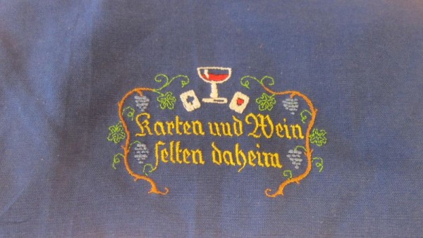 Original Südtiroler Schürze - Karten und Wein...
